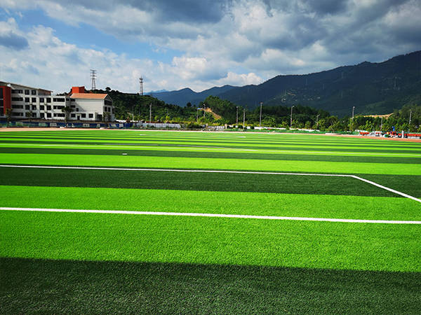 人工草坪遇到不同天氣情況的維護(hù)竅門(mén)